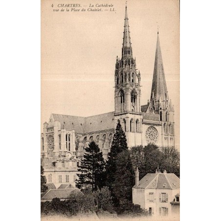 Carte postale ancienne LL de la cathédrale de Chartres vue depuis la place du Châtelet