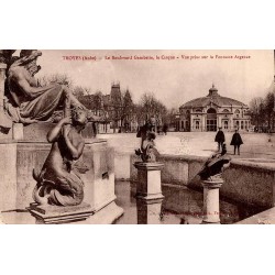 Carte postale ancienne Troyes – Boulevard Gambetta, vue sur la Fontaine Argence et le Cirque