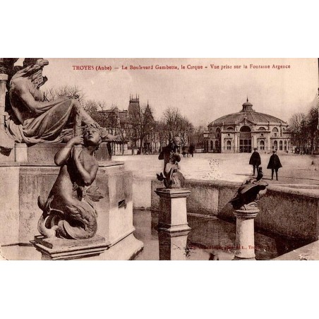 Carte postale ancienne Troyes – Boulevard Gambetta, vue sur la Fontaine Argence et le Cirque