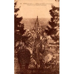 Carte postale ancienne de Dreux montrant l’hôtel de ville et la Grande Rue vus depuis la chapelle Saint-Louis