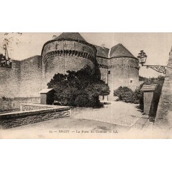 Carte postale ancienne LL de la porte du château de Brest dans le Finistère