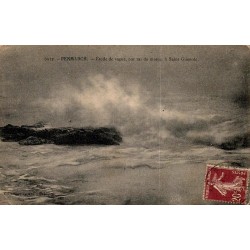 Carte postale ancienne de vague par raz de marée à Saint-Guénolé Penmarch dans le Finistère