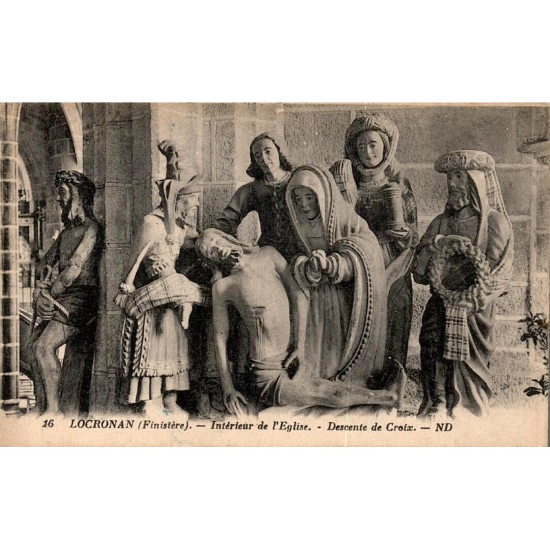 Carte postale ancienne ND représentant la descente de croix dans l’église de Locronan en Bretagne