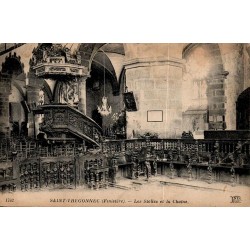 Carte postale ancienne ND représentant les stalles et la chaîne de l’église de Saint-Thégonnec