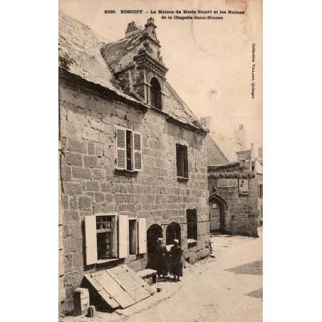 Carte postale ancienne de la maison de Marie Stuart et de la chapelle Saint-Ninien à Roscoff