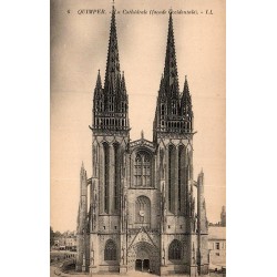 Carte postale ancienne de Quimper représentant la façade occidentale de la cathédrale Saint-Corentin Finistère