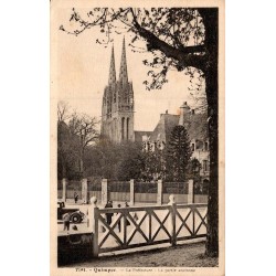 Carte postale ancienne de Quimper montrant la préfecture et la partie ancienne de la ville dans le Finistère