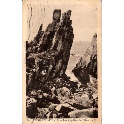 Carte postale ancienne de Trégastel représentant les Aiguilles du Dibé à Primel sur la côte bretonne