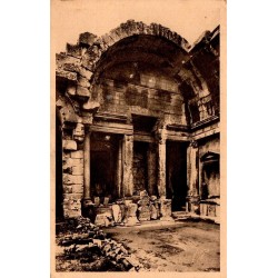 Carte postale ancienne de Nîmes montrant l’intérieur du Temple de Diane dans les Jardins de la Fontaine