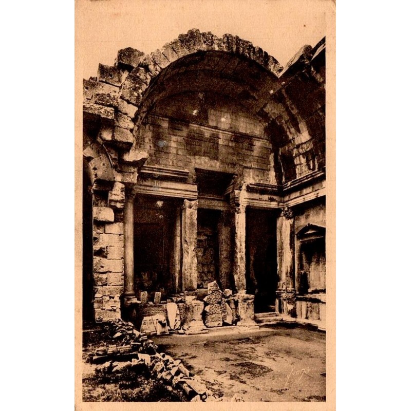 Carte postale ancienne de Nîmes montrant l’intérieur du Temple de Diane dans les Jardins de la Fontaine