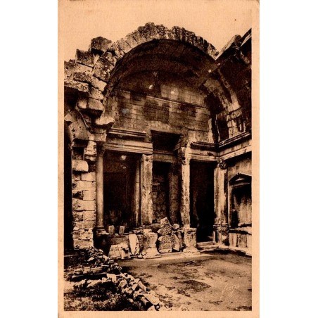 Carte postale ancienne de Nîmes montrant l’intérieur du Temple de Diane dans les Jardins de la Fontaine