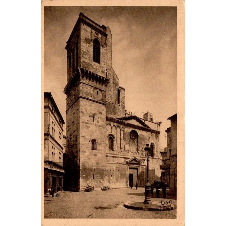 Carte postale ancienne de Nîmes représentant la cathédrale dans le Gard au début du XXe siècle