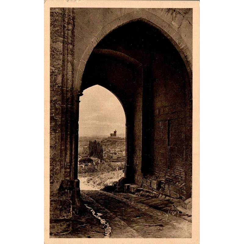 Carte postale ancienne de Villeneuve-lès-Avignon montrant la porte du château et la tour Philippe le Bel dans le Gard