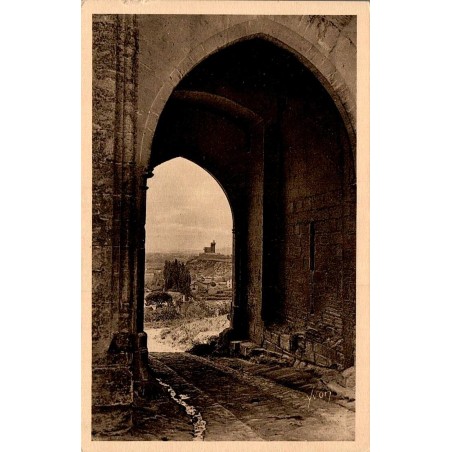 Carte postale ancienne de Villeneuve-lès-Avignon montrant la porte du château et la tour Philippe le Bel dans le Gard