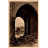 Carte postale ancienne de Villeneuve-lès-Avignon montrant la porte du château et la tour Philippe le Bel dans le Gard