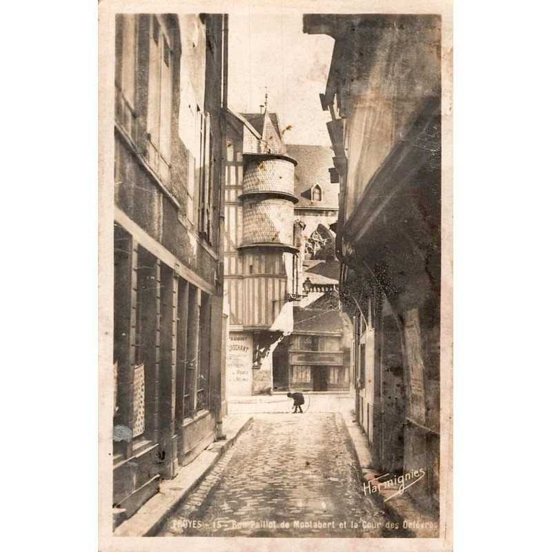 Carte postale ancienne Troyes – 15 Rue de Montabert et la Cour des Orfèvres