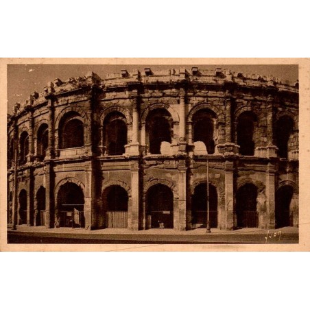 Carte postale ancienne de Nîmes représentant la vue extérieure des arènes romaines dans le Gard