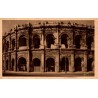 Carte postale ancienne de Nîmes représentant la vue extérieure des arènes romaines dans le Gard