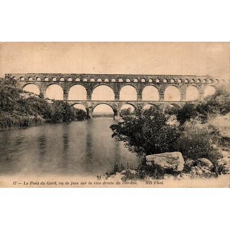 Carte postale ancienne du Pont du Gard vue de face depuis la rive droite du Gardon dans le Gard