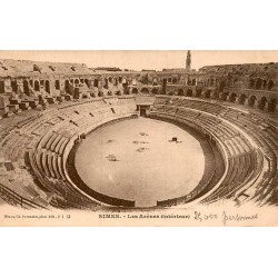 Carte postale ancienne de Nîmes représentant l’intérieur des arènes romaines dans le Gard