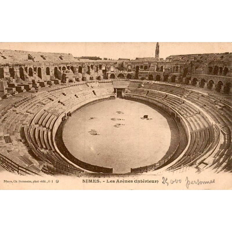 Carte postale ancienne de Nîmes représentant l’intérieur des arènes romaines dans le Gard