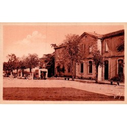 Carte postale ancienne de Lédignan représentant l’esplanade et les écoles dans le Gard
