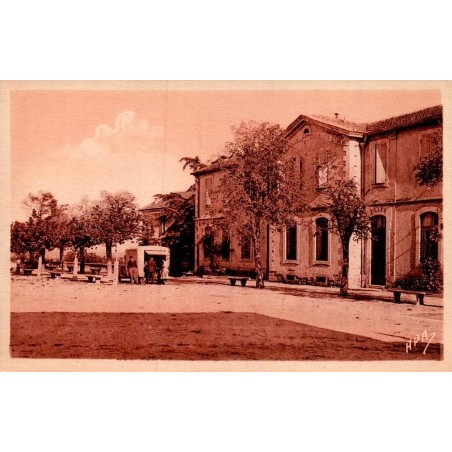Carte postale ancienne de Lédignan représentant l’esplanade et les écoles dans le Gard