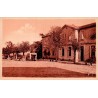 Carte postale ancienne de Lédignan représentant l’esplanade et les écoles dans le Gard
