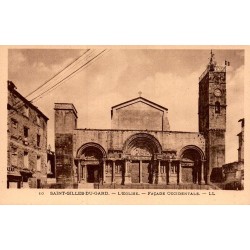 Carte postale ancienne de Saint-Gilles représentant la façade occidentale de l’église dans le Gard