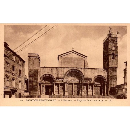 Carte postale ancienne de Saint-Gilles représentant la façade occidentale de l’église dans le Gard