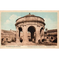 Carte postale ancienne de Villeneuve-lès-Avignon représentant la Chartreuse du Val de Bénédiction et la fontaine Saint-Jean
