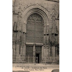 Carte postale ancienne d’Auch représentant la cathédrale Sainte-Marie et la place Salinis dans le Gers