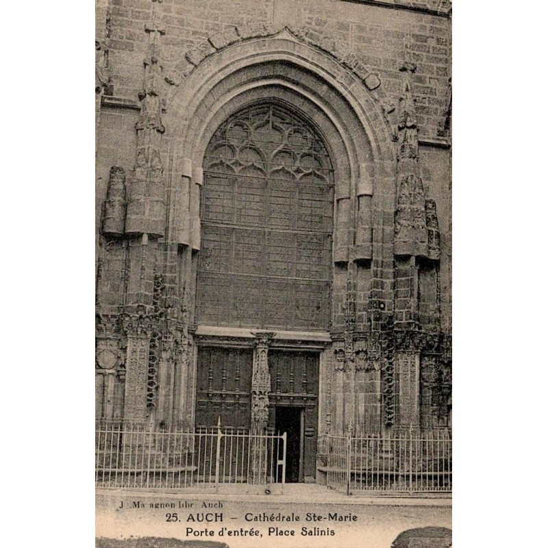Carte postale ancienne d’Auch représentant la cathédrale Sainte-Marie et la place Salinis dans le Gers