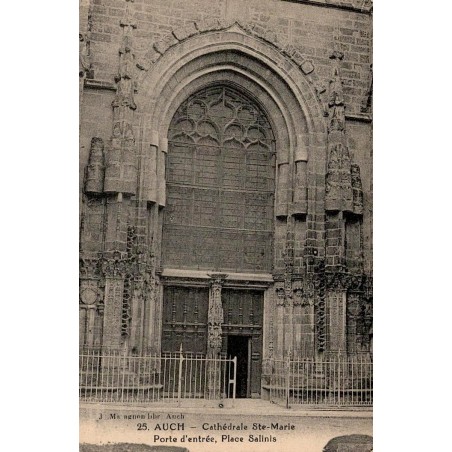 Carte postale ancienne d’Auch représentant la cathédrale Sainte-Marie et la place Salinis dans le Gers