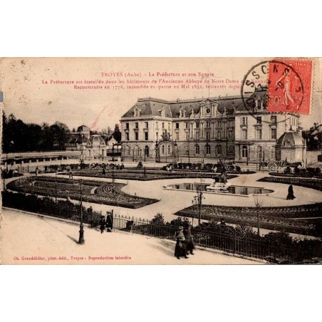 Carte postale ancienne Troyes – La Préfecture de l’Aube et son square