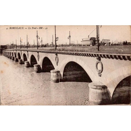 Carte postale ancienne Bordeaux le pont de pierre sur la Garonne