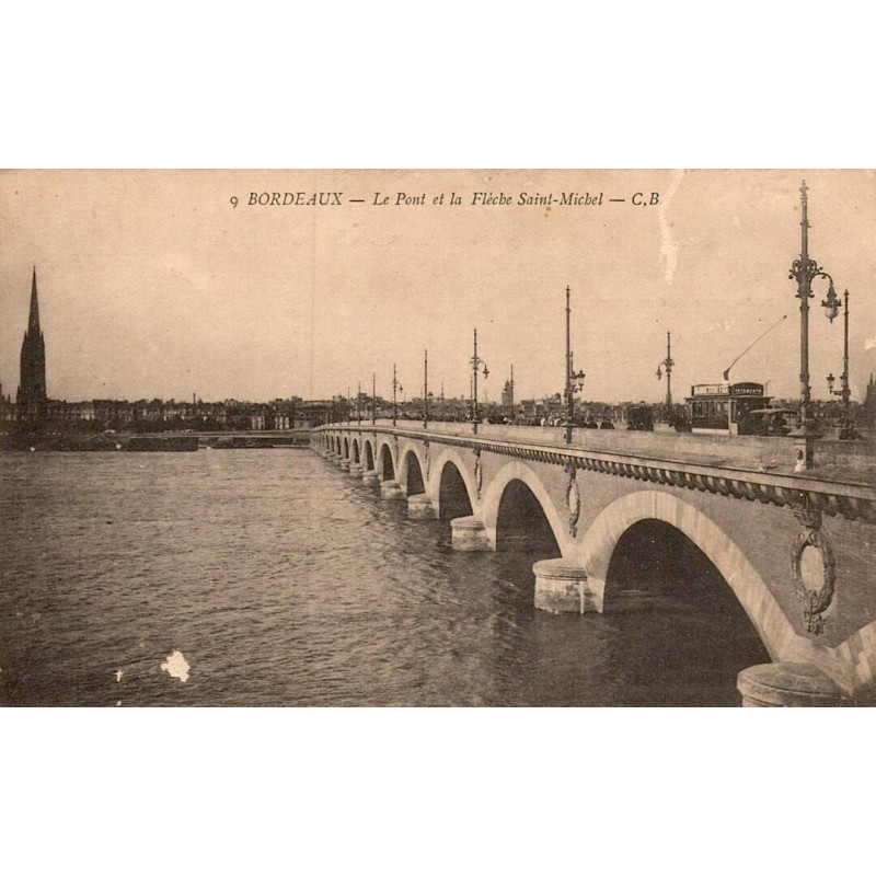 Carte postale ancienne Bordeaux le pont de pierre et la flèche Saint-Michel