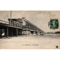 Carte postale ancienne Bordeaux la Passerelle sur la Garonne en Gironde