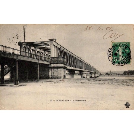 Carte postale ancienne Bordeaux la Passerelle sur la Garonne en Gironde
