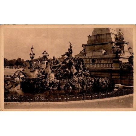 Carte postale ancienne Bordeaux Monument des Girondins place des Quinconces
