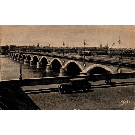 Carte postale ancienne Bordeaux le pont de pierre 501m75 de long sur la Garonne