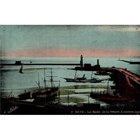 Carte postale ancienne Sète la rade et le phare à contre-jour dans l’Hérault