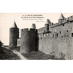 Carte postale ancienne Cité de Carcassonne – Fossés de la Porte Narbonnaise et tours de la Peyre et le Vade
