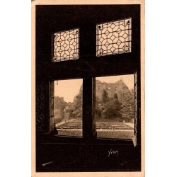 Carte postale ancienne Langeais ruines du premier château vues à travers une fenêtre du château actuel en Indre-et-Loire