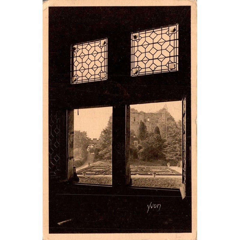 Carte postale ancienne Langeais ruines du premier château vues à travers une fenêtre du château actuel en Indre-et-Loire