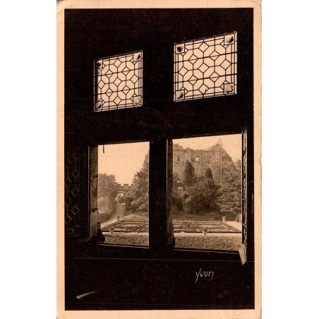 Carte postale ancienne Langeais ruines du premier château vues à travers une fenêtre du château actuel en Indre-et-Loire