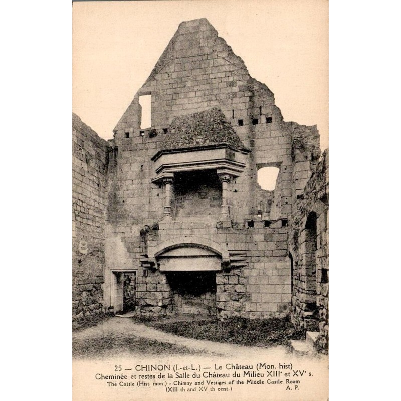 Carte postale ancienne Chinon cheminée et restes de la salle du château du XIIIe siècle en Indre-et-Loire