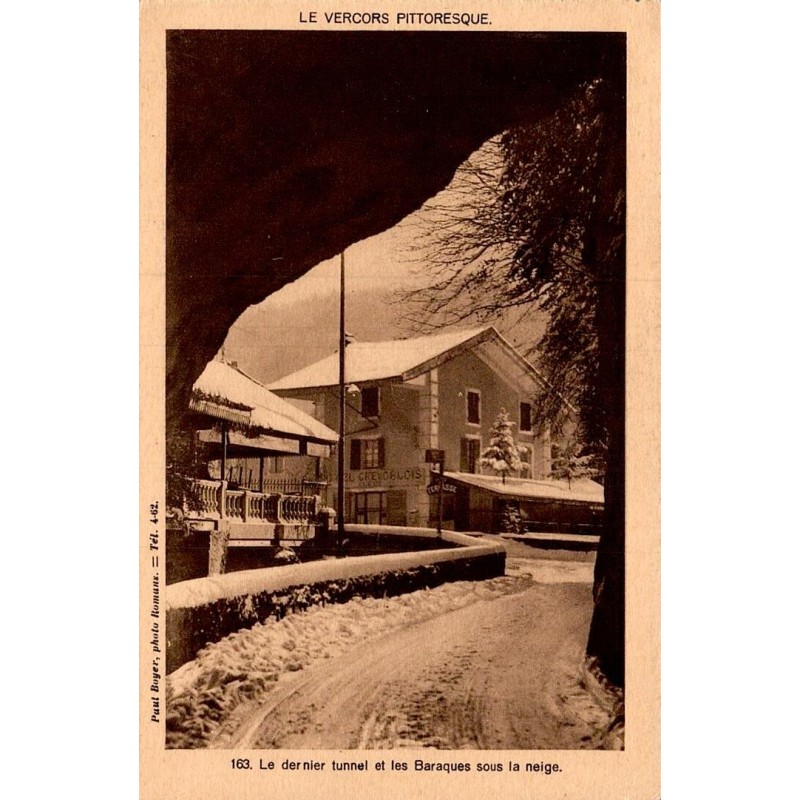 Carte postale ancienne Pont-en-Royans dernier tunnel et baraques sous la neige en Isère