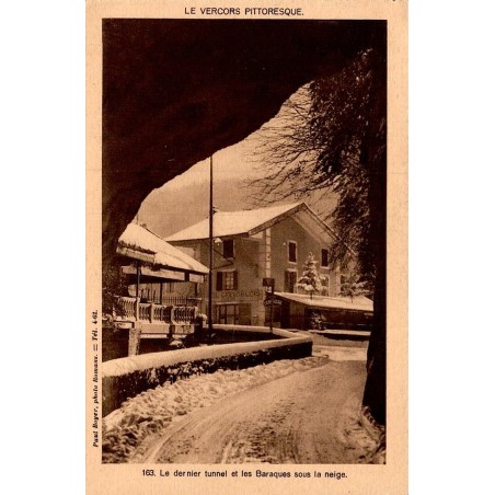Carte postale ancienne Pont-en-Royans dernier tunnel et baraques sous la neige en Isère
