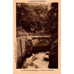 Carte postale ancienne Pont-en-Royans route des Grands Goulets pont sur la Vernaison en Isère
